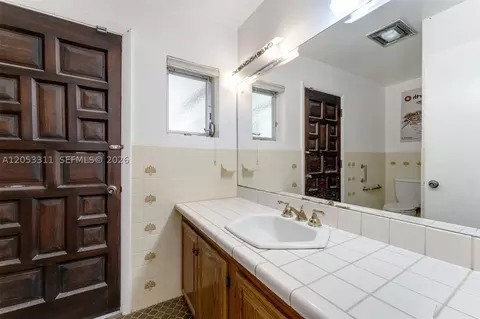 Bath - 11950 SW 67 Ct, Pinecrest, FL 33156 photo 4 of 5