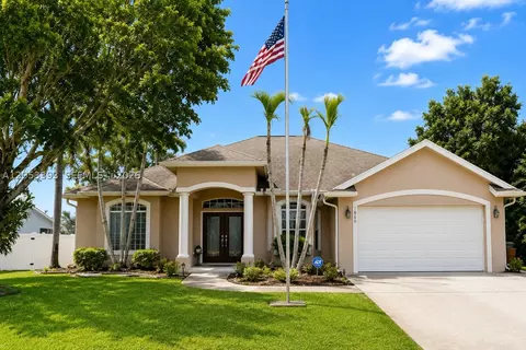 1860 SE Gaskins Cir, Port Saint Lucie, FL 34952