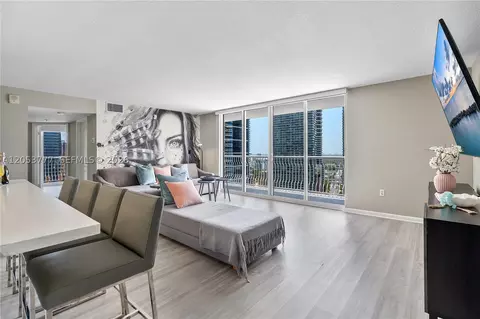 1200 Brickell Bay Dr #2423, Miami, FL 33131