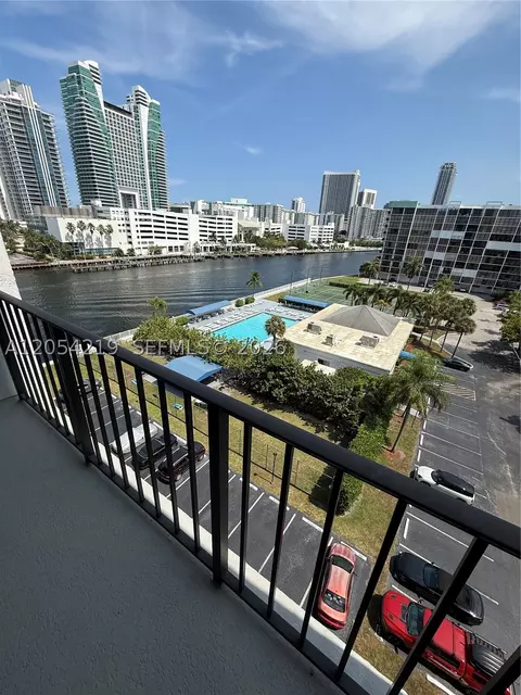 600 Parkview Dr #818, Hallandale Beach, FL 33009
