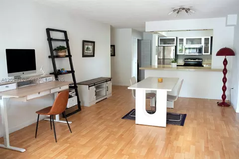 1045 10th St #204, Miami Beach, FL 33139