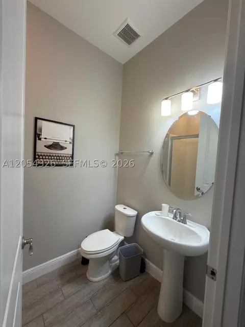 Bath - 8713 Crescendo, Windermere, FL 34786 photo 1 of 4