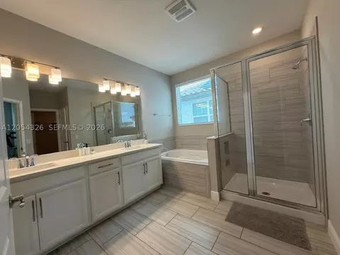 Bath - 8713 Crescendo, Windermere, FL 34786 photo 2 of 4