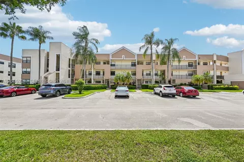7468 Fairfax Dr #302, Tamarac, FL 33321