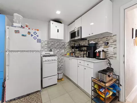 Kitchen - 355 W 62nd St, Hialeah, FL 33012 photo 4 of 5