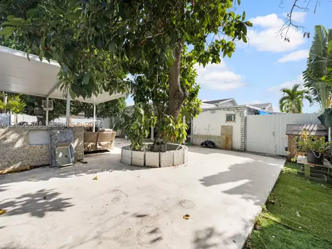 Exterior - 355 W 62nd St, Hialeah, FL 33012 photo 6 of 8