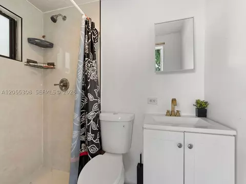 Bath - 355 W 62nd St, Hialeah, FL 33012 photo 4 of 5
