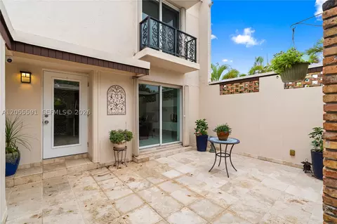 Exterior - 7282 Jacaranda Ln, Miami Lakes, FL 33014 photo 5 of 13