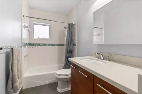 Bath - 7282 Jacaranda Ln, Miami Lakes, FL 33014 photo 4 of 4