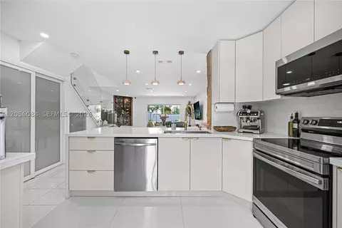 10372 NW 3rd St, Pembroke Pines, FL 33026