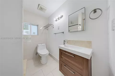 Bath - 76 W 14 St, Hialeah, FL 33010 photo 4 of 6