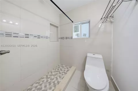 Bath - 76 W 14 St, Hialeah, FL 33010 photo 5 of 6