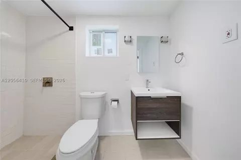 Bath - 76 W 14 St, Hialeah, FL 33010 photo 2 of 6