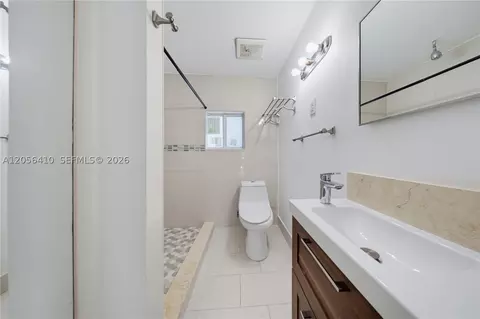 Bath - 76 W 14 St, Hialeah, FL 33010 photo 3 of 6