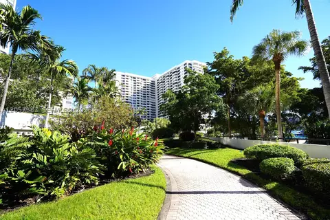 2500 Parkview Dr #616, Hallandale Beach, FL 33009