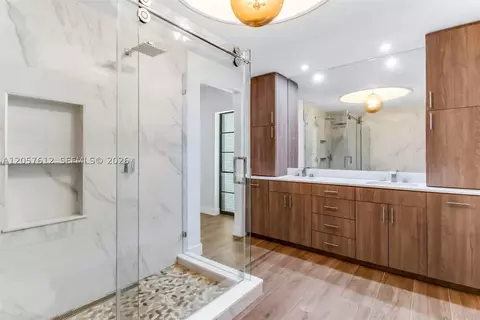 Bath - 8350 Dundee Ter, Miami Lakes, FL 33016 photo 5 of 8