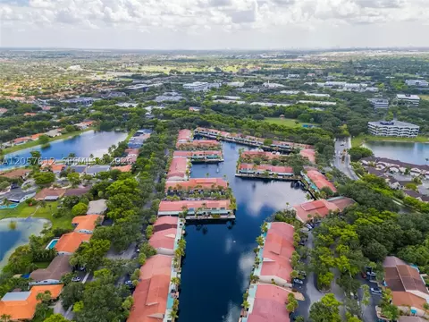 View/Area - 8350 Dundee Ter, Miami Lakes, FL 33016 photo 13 of 16