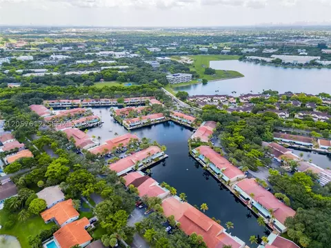 View/Area - 8350 Dundee Ter, Miami Lakes, FL 33016 photo 12 of 16