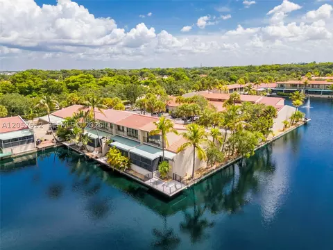 View/Area - 8350 Dundee Ter, Miami Lakes, FL 33016 photo 3 of 16