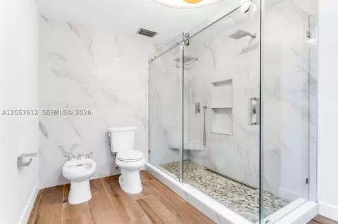 Bath - 8350 Dundee Ter, Miami Lakes, FL 33016 photo 3 of 8