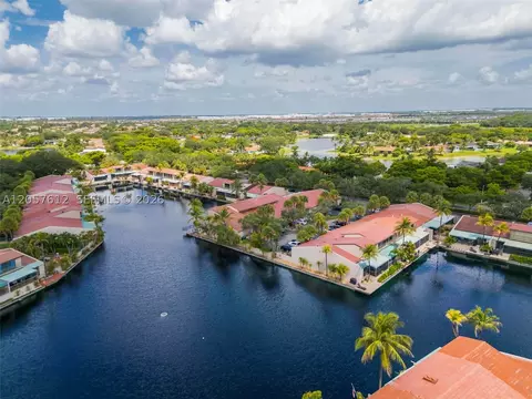 View/Area - 8350 Dundee Ter, Miami Lakes, FL 33016 photo 9 of 16