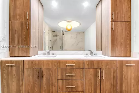 Bath - 8350 Dundee Ter, Miami Lakes, FL 33016 photo 4 of 8