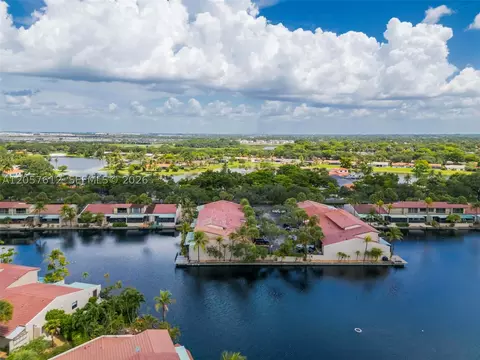 View/Area - 8350 Dundee Ter, Miami Lakes, FL 33016 photo 8 of 16