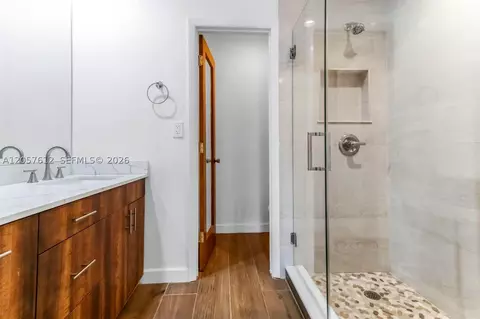 Bath - 8350 Dundee Ter, Miami Lakes, FL 33016 photo 6 of 8