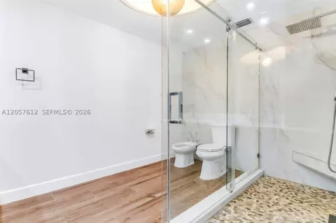 Bath - 8350 Dundee Ter, Miami Lakes, FL 33016 photo 2 of 8