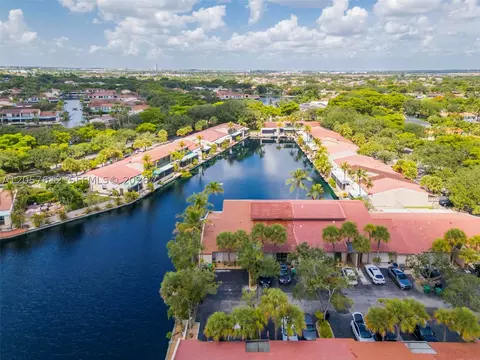 View/Area - 8350 Dundee Ter, Miami Lakes, FL 33016 photo 10 of 16