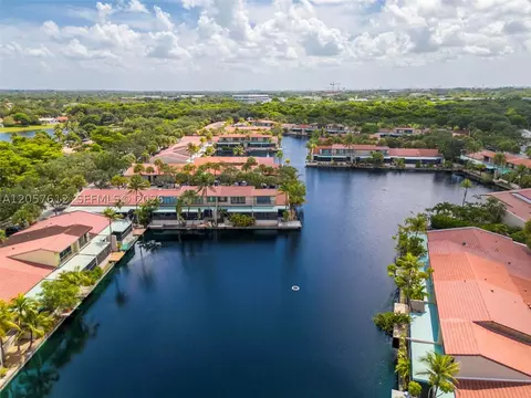 View/Area - 8350 Dundee Ter, Miami Lakes, FL 33016 photo 6 of 16