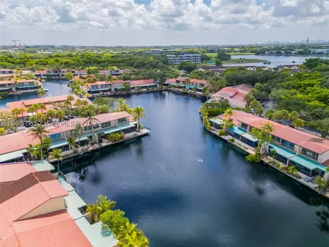 View/Area - 8350 Dundee Ter, Miami Lakes, FL 33016 photo 5 of 16
