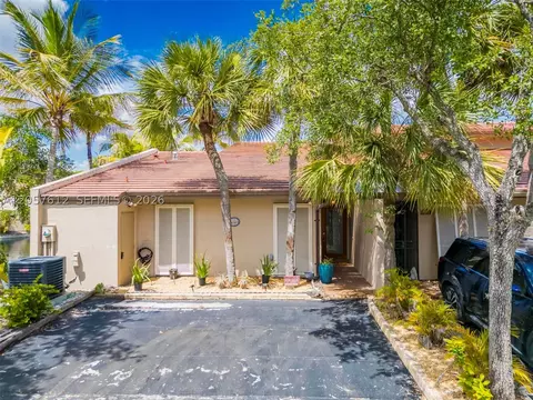Exterior - 8350 Dundee Ter, Miami Lakes, FL 33016 photo 4 of 4