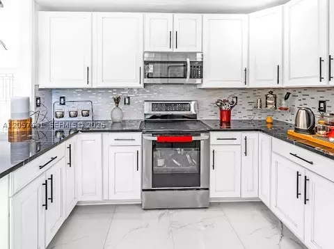 Kitchen - 4151 19th Ct SW, Naples, FL 34116 photo 4 of 6