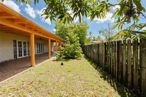 Exterior - 6320 NW 199th St, Hialeah, FL 33015 photo 4 of 7