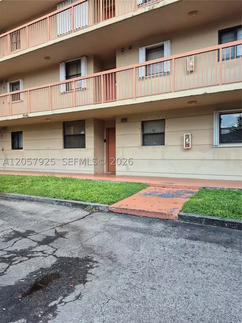 10253 NW 9th St Cir #102-6, Miami, FL 33172