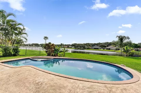 1720 W Oak Knoll Cir, Davie, FL 33324