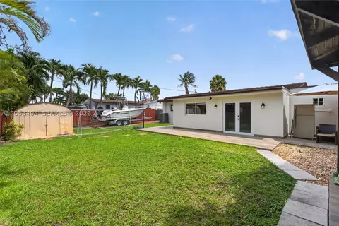 Exterior - 1271 W 78th St, Hialeah, FL 33014 photo 3 of 4