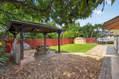 Exterior - 1271 W 78th St, Hialeah, FL 33014 photo 2 of 4