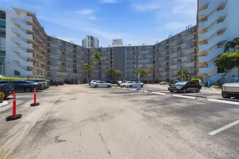 3401 N Country Club Dr #804, Aventura, FL 33180