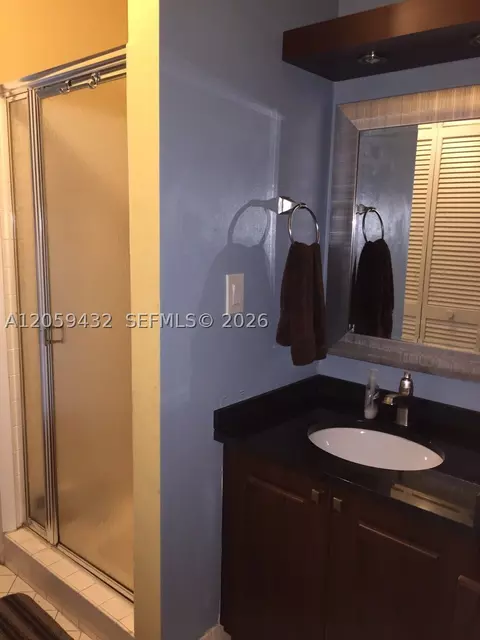 Bath - 3917 Adra Ave #E-46A, Doral, FL 33178 photo 1 of 2