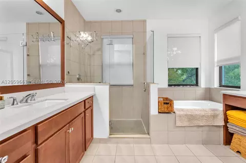 Bath - 3575 W 97th St, Hialeah, FL 33018 photo 2 of 4
