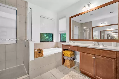 Bath - 3575 W 97th St, Hialeah, FL 33018 photo 3 of 4