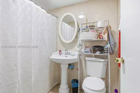 Bath - 921 E 14 St, Hialeah, FL 33010 photo 3 of 4