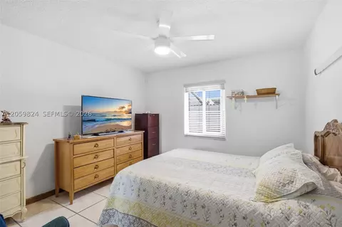 Bedroom - 921 E 14 St, Hialeah, FL 33010 photo 3 of 4