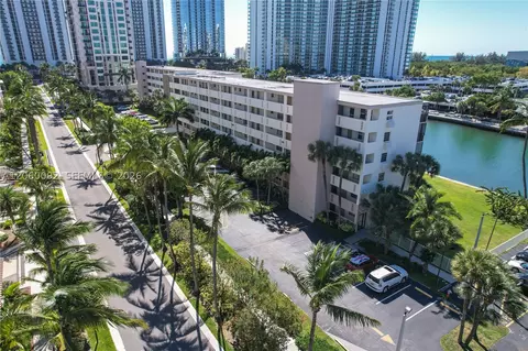 220 Kings Point Dr #211, Sunny Isles Beach, FL 33160