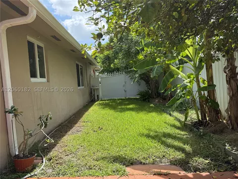 Exterior - 7510 W 4th Ave, Hialeah, FL 33014 photo 4 of 6