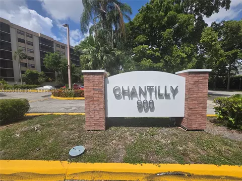 900 NE 195th St #109, Miami, FL 33179