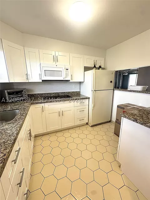 9580 Sunrise Lakes Blvd #304, Sunrise, FL 33322