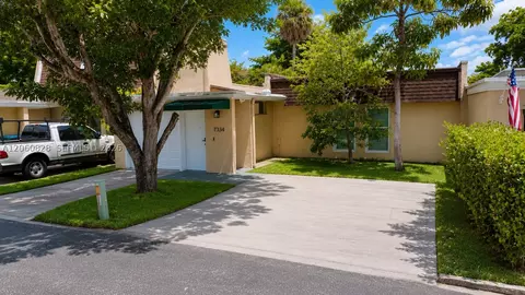 Exterior - 7334 Pepper Pike Dr, Hialeah, FL 33015 photo 4 of 5